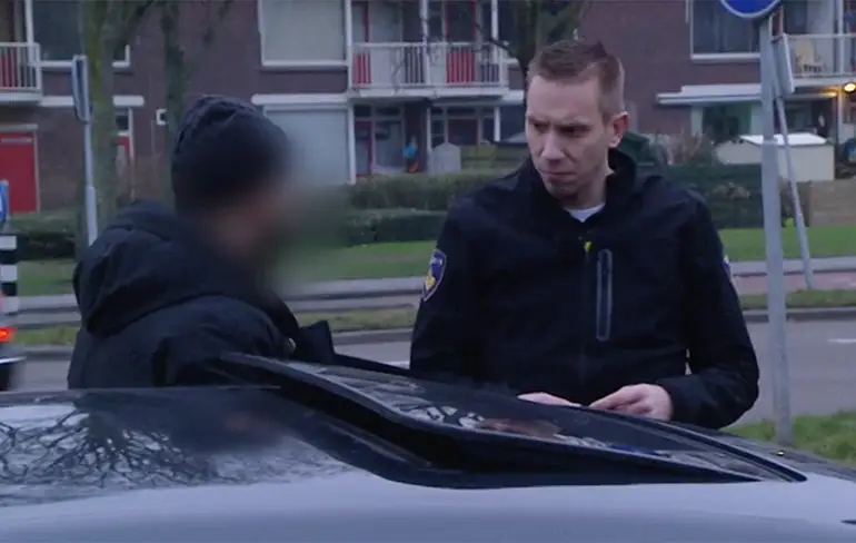 Irritante vlogger rijdt te hard en doet populair