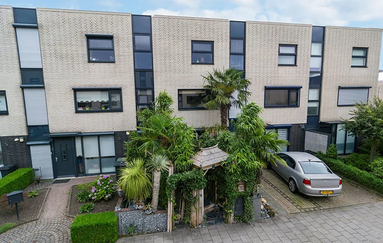 Is dit het meest bizarre en spuuglelijkste huis van heel Roosendaal?