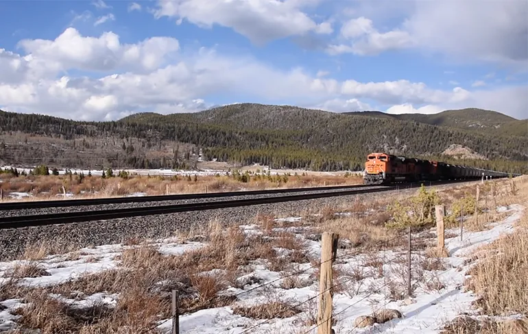 Is het een vliegtuig? Nee, het zijn opstartende motoren van treinen