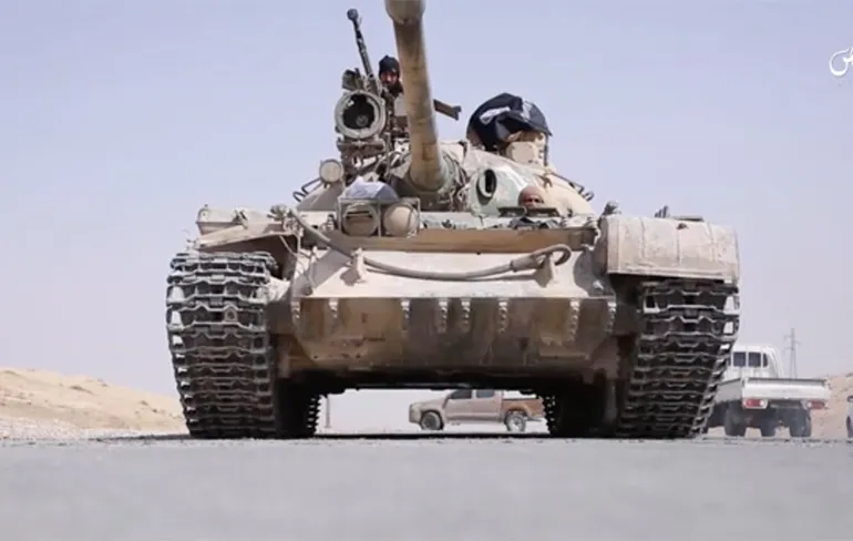 ISIS executeert Syrische soldaat door platrijden met tank