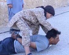 ISIS kindsoldaat executeert Syrische gevangene