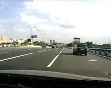 Isuzu vat vlam na kusje op snelweg