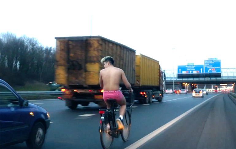 Ja hoor, fietser op de snelweg is weer zogenaamde challenge!