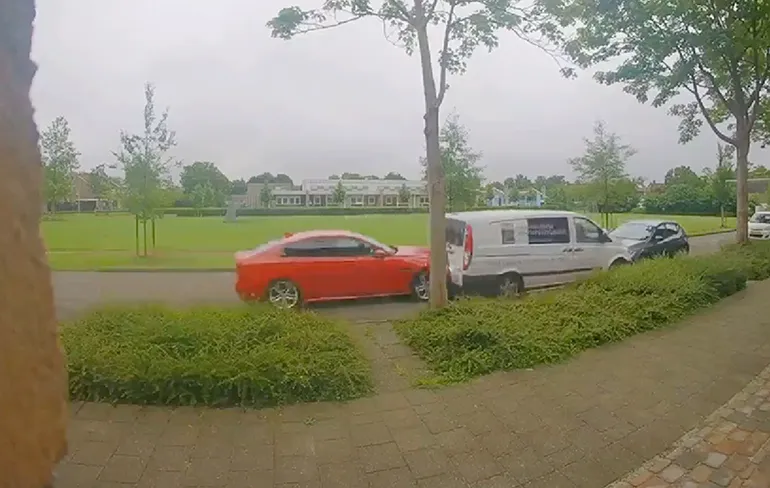 Jaguar richt enorme ravage aan in Zoetermeer