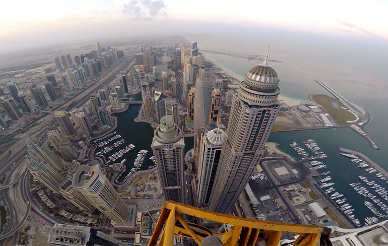 James Kingston in Dubai betrapt door kraanmachinist, maar mag naar de top!