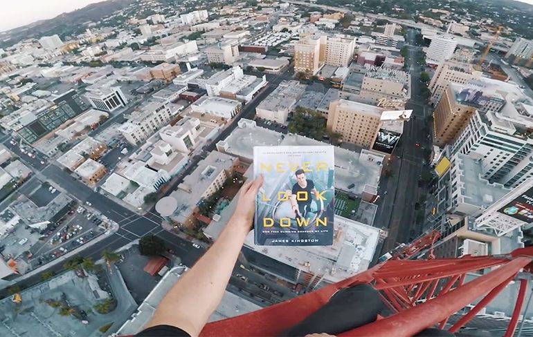 James Kingston promoot zijn eerste boek op top van kraan in LA