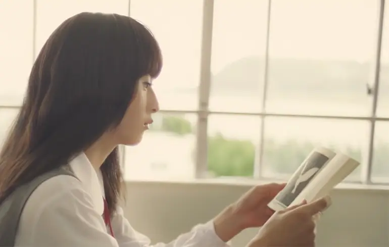 Japans cosmeticabedrijf zet leuke schoolmeisjes in om make-up te verkopen...