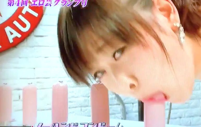 Japanse dame doet 10 condooms met haar mond om in minder dan 30 seconden