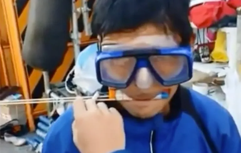 Japanse idioot steekt vuurwerk uit zijn mond af!