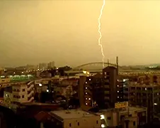 Japanse trein krijgt volle laag van bliksem