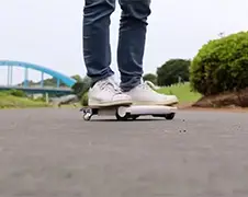 Japanse uitvinder maakt auto die in je tas past!