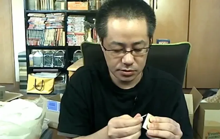 Japanse webcammer zet per ongeluk zijn hele huis in de fik