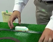 Japanse wetenschapper laat zwevende speelgoed trein zien