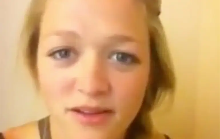 Jarig grietje heeft haar eerste ervaring met een bidet