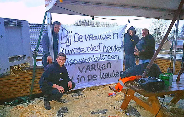 Jarige vriend krijgt varkensstal op balkon cadeau