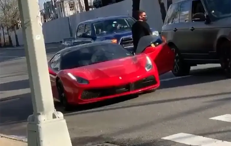 Je gebruikte mondmasker in een Ferrari gooien is geen goed idee