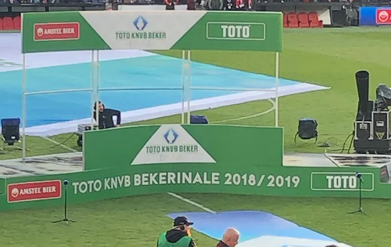 Je had maar één taak: Ontwerper podium bekerfinale maakt gigantische fout