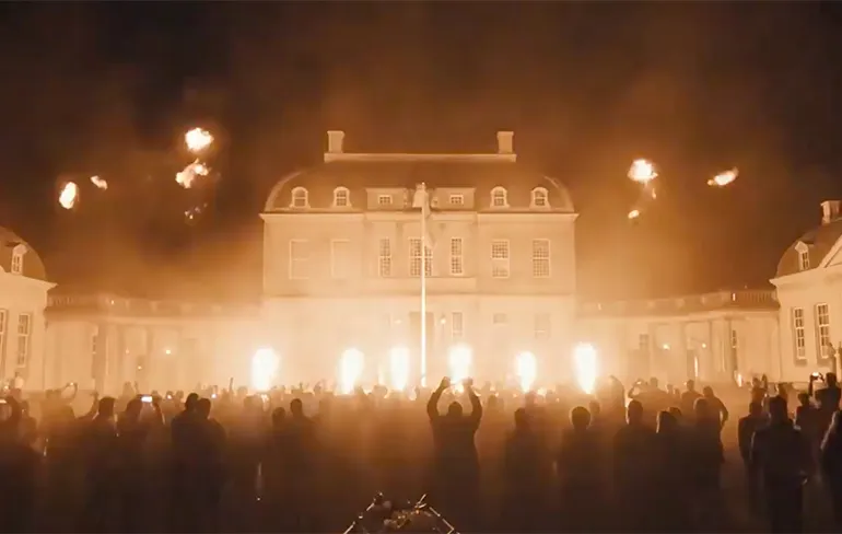 Je hebt trouwen en je hebt TROUWEN: Bruiloft met Endshow