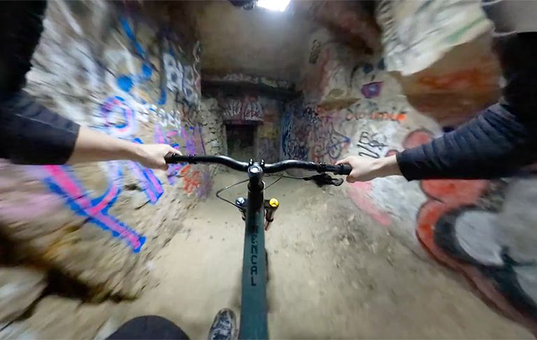 Je kunt natuurlijk ook met je mountainbike door de catacomben van Parijs scheuren