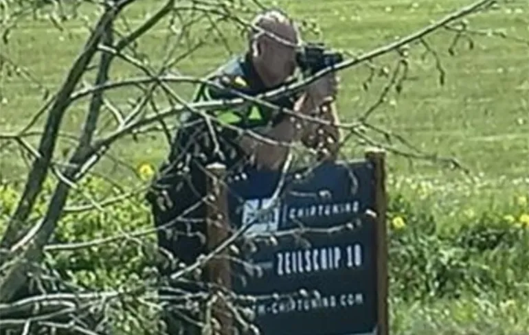 Je moet het die flitsagentjes niet te makkelijk maken