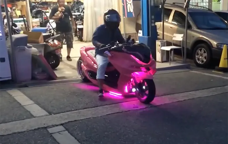 Je valt pas echt op met een verlaagde scooter uit Japan