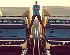 Jean-Claude van Damme doet Epic Split tussen 2 rijdende trucks