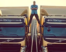 Jean-Claude van Damme doet Epic Split tussen 2 rijdende trucks