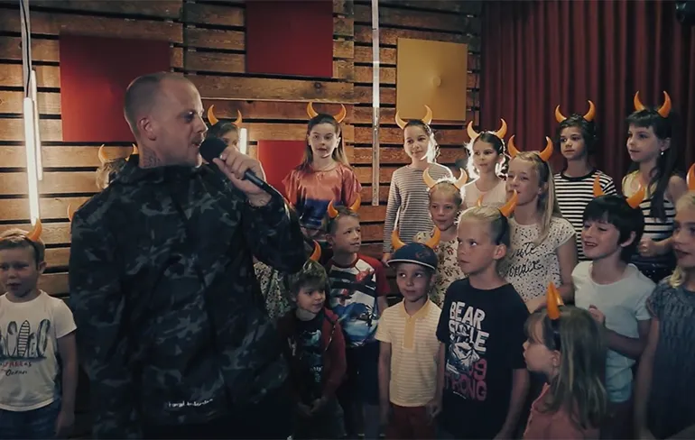 Jebroer en DJ Paul Elstak doen Kind van de Duivel met kinderkoor