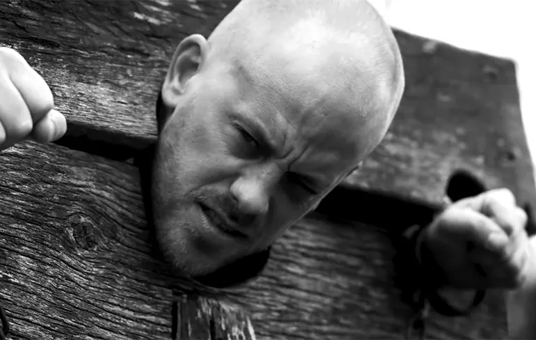 Jebroer kopje kleiner gemaakt in video van Rebel