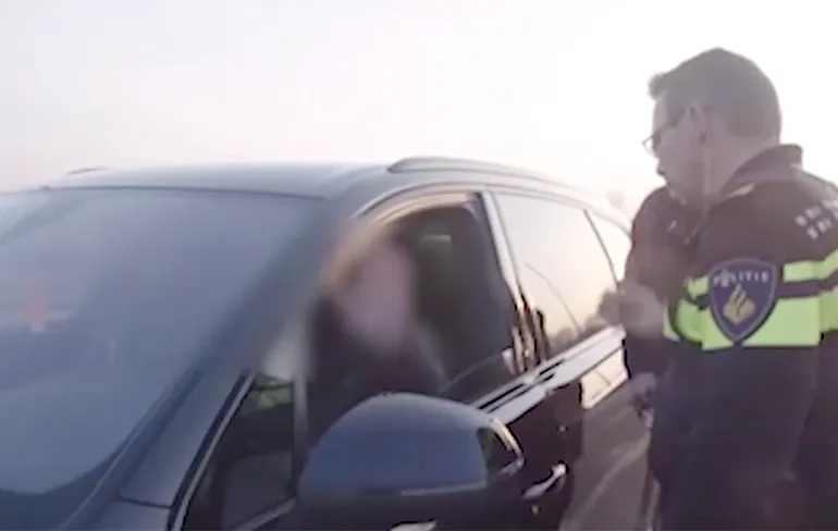 Jebroer van de weg gehaald in Wegmisbruikers en wil niet in beeld