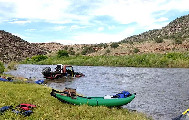 Jeep probeert rivier in Colorado over te steken, maar wordt een duikboot