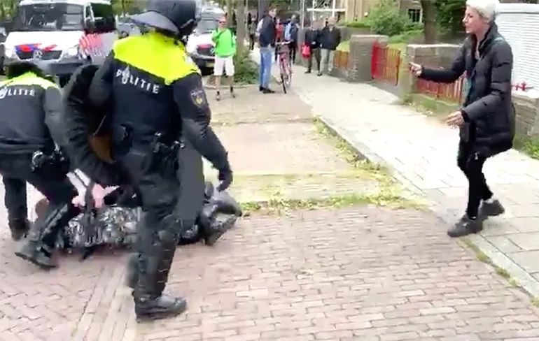 Jeroen wil niet luisteren in Wageningen, dus wordt handje geholpen