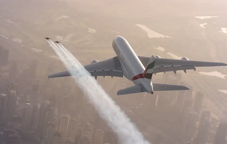 Jetman piloten Yves Rossy en Vince Reffet met A380 boven Dubai