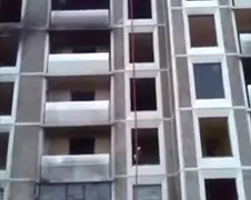 Jeugd Dublin aan abseilen in Ballymun Flats