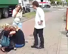 Jeugdzorg haalt op straat kind bij moeder weg