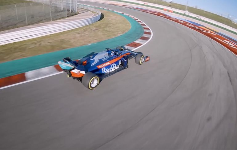 Johnny FPV probeert met race drone Formule 1 auto te volgen