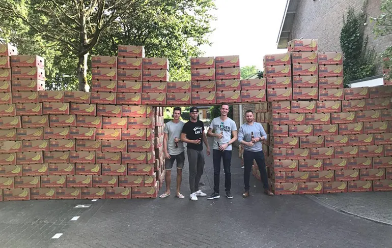 Jongen mist ouders en geeft ze warm onthaal bij thuiskomst vakantie