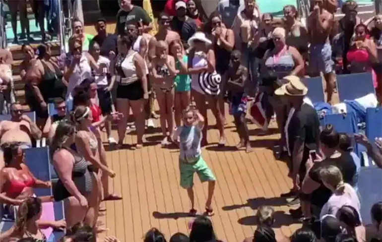 Jongen steelt de show op boot met Fortnite dansjes
