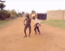 Jongens in Ghetto Ugunda doen een dansje