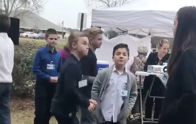 Jongetje haalt echt alles uit de kast, maar chick is not impressed