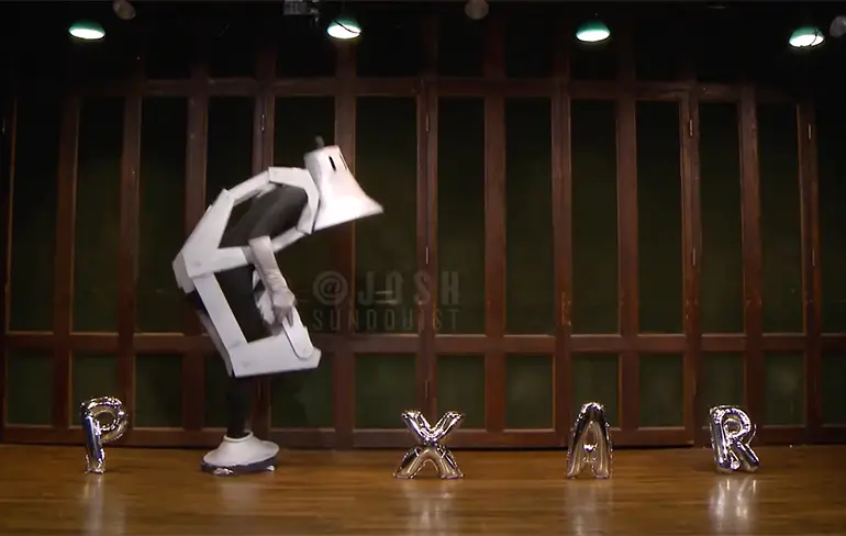 Josh Sundquist gaat deze Halloween verkleed als de lamp van Pixar