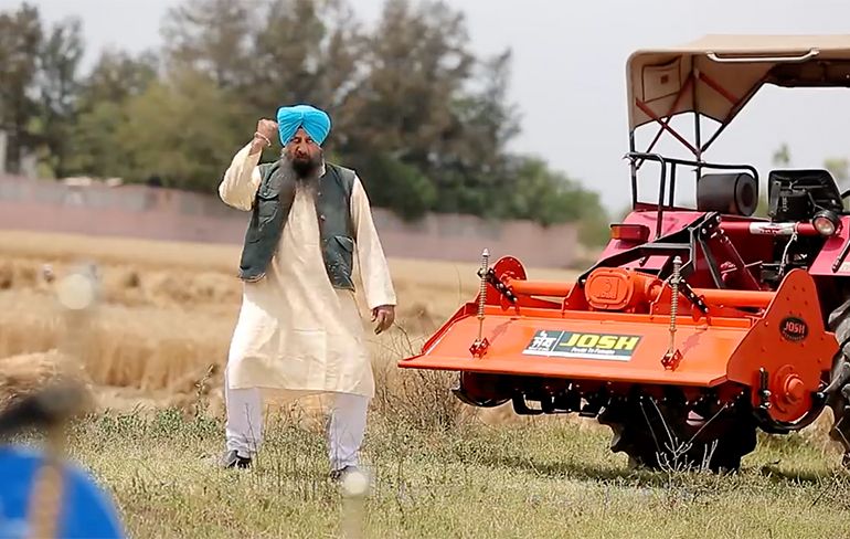 Josh Tractors in India probeert trekkers te verkopen met catchy nummer