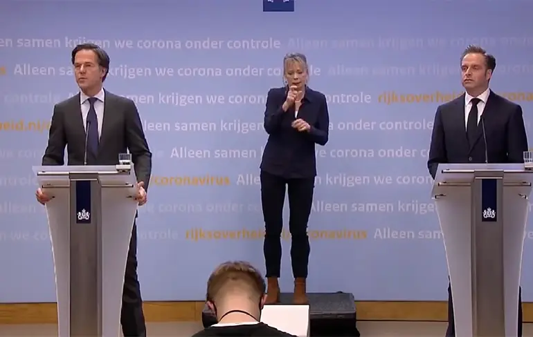 Journalist stelt hele goede vraag voor een vriend tijdens persconferentie