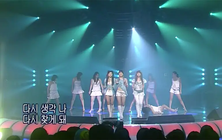 K-Pop meisjes negeren achtergrondzangeres die een Epileptische Aanval heeft