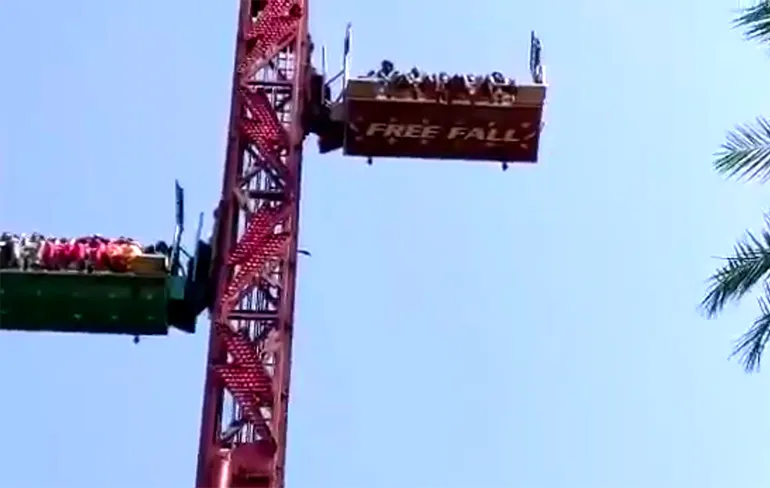 Kabels breken tijdens rit vrijevaltoren in pretpark in India