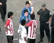 Kan iemand Argentijnse voetballer Enzo Jimenez tegen een hek gooien?