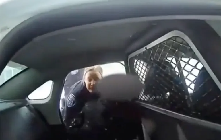 Kan gewoon in de USA: Kind van 9 krijgt gezicht vol pepperspray