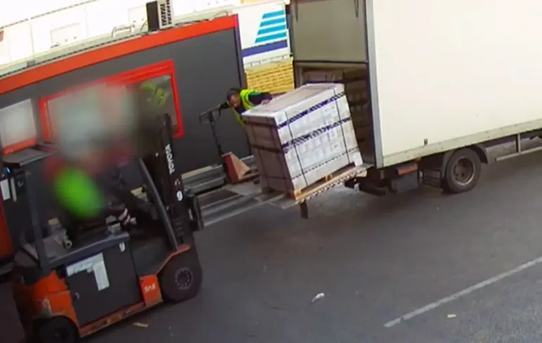 Kan gewoon op Schiphol: Brutale dief neemt zes pallets Apple Watches mee