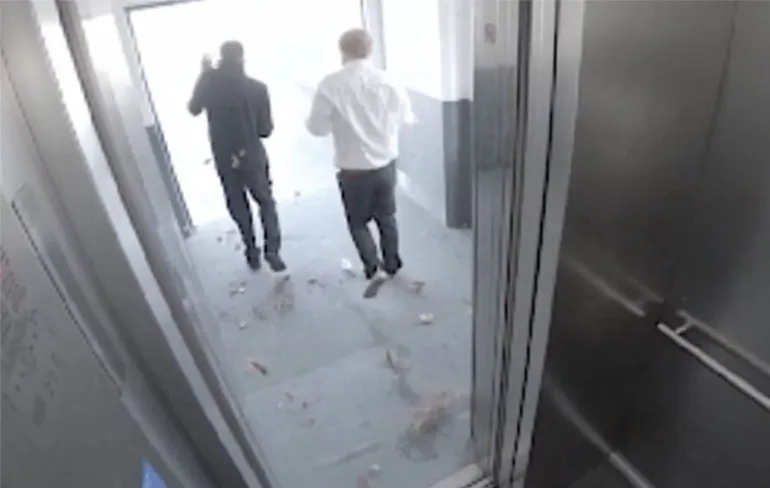 Kantoorwerkers maken na uitstappen lift kennis met meneer de wind