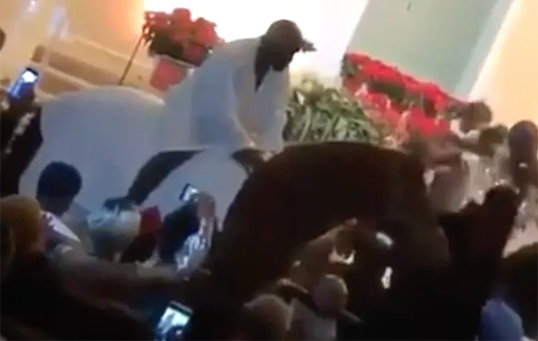 Kanye West look-alike pleurt van paard tijdens dienst in kerk
